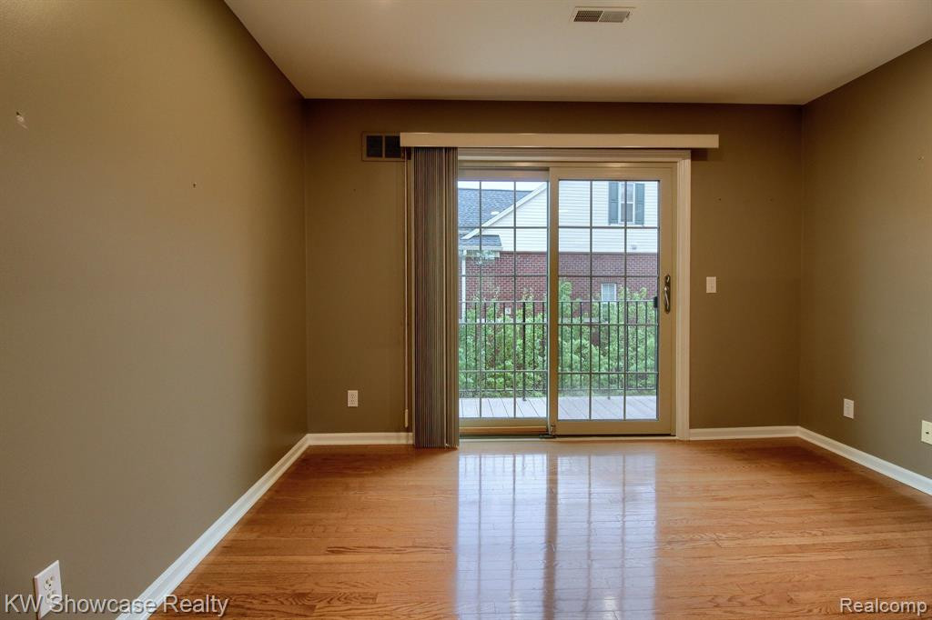 654 Village Lane, Milford, MI 48381 — Photo 12