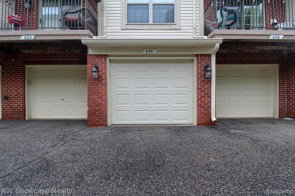 654 Village Lane, Milford, MI 48381 — Photo 23