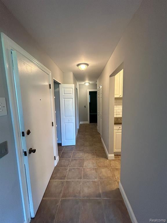 683 E FOX HILLS Drive, Bloomfield Hills, MI 48304 — Photo 7