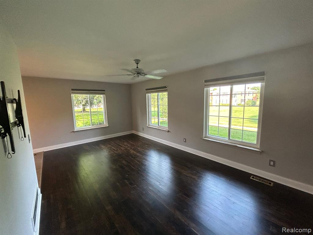 683 E FOX HILLS Drive, Bloomfield Hills, MI 48304 — Photo 8