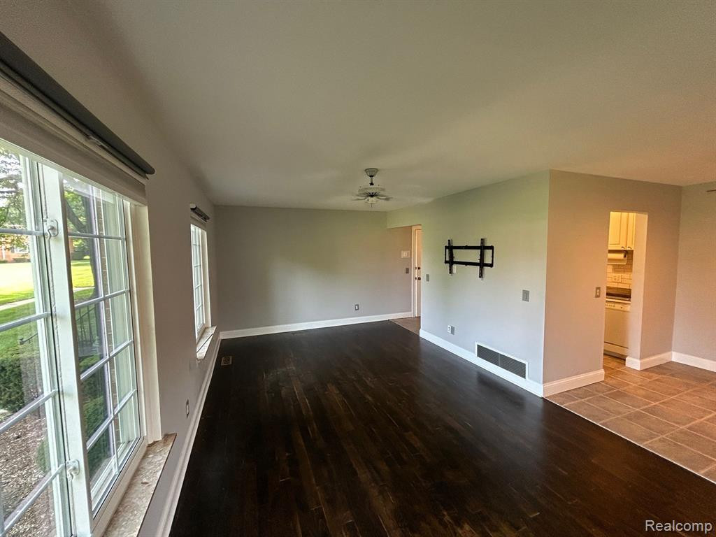 683 E FOX HILLS Drive, Bloomfield Hills, MI 48304 — Photo 9