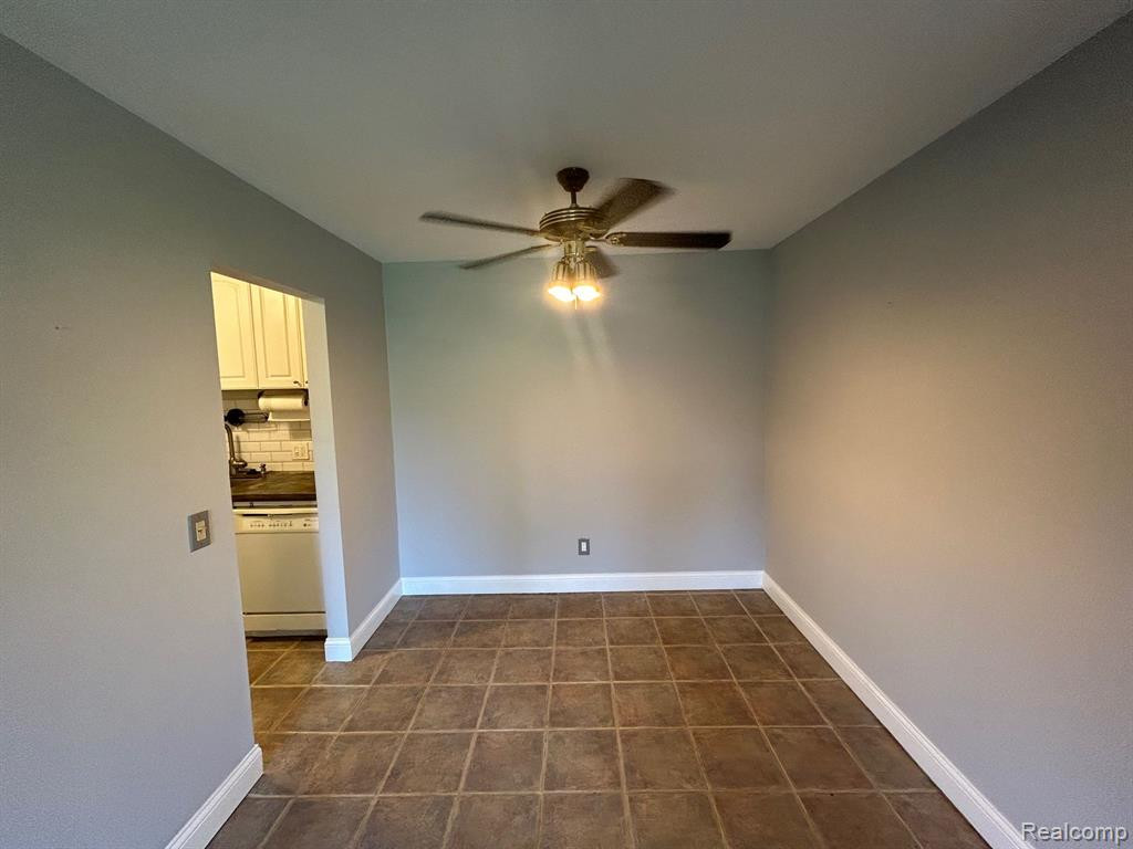 683 E FOX HILLS Drive, Bloomfield Hills, MI 48304 — Photo 10