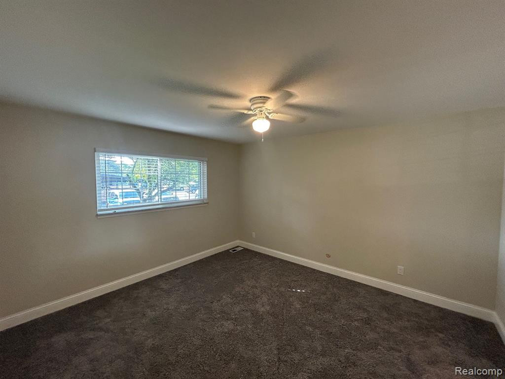 683 E FOX HILLS Drive, Bloomfield Hills, MI 48304 — Photo 17
