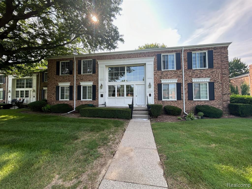 683 E FOX HILLS Drive, Bloomfield Hills, MI 48304 — Photo 26