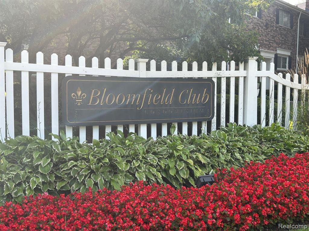 683 E FOX HILLS Drive, Bloomfield Hills, MI 48304 — Photo 31
