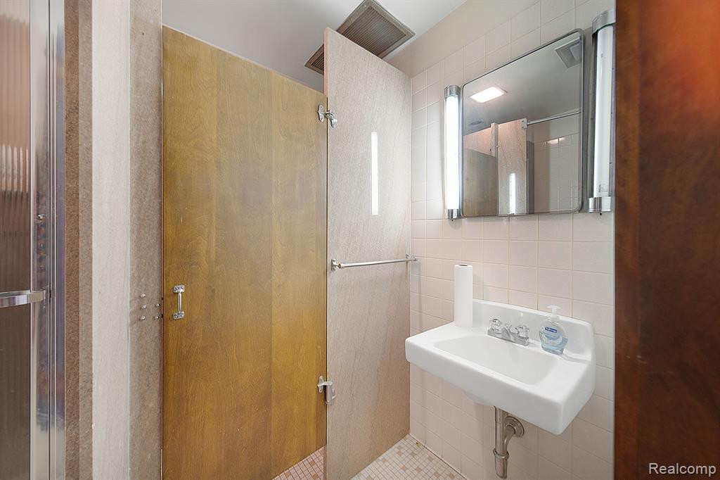 19711 GREENFIELD Road, Detroit, MI 48235 — Photo 36