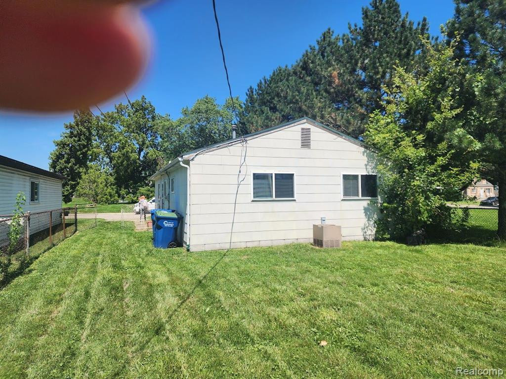 6800 JACKSON Avenue, Warren, MI 48091 — Photo 4