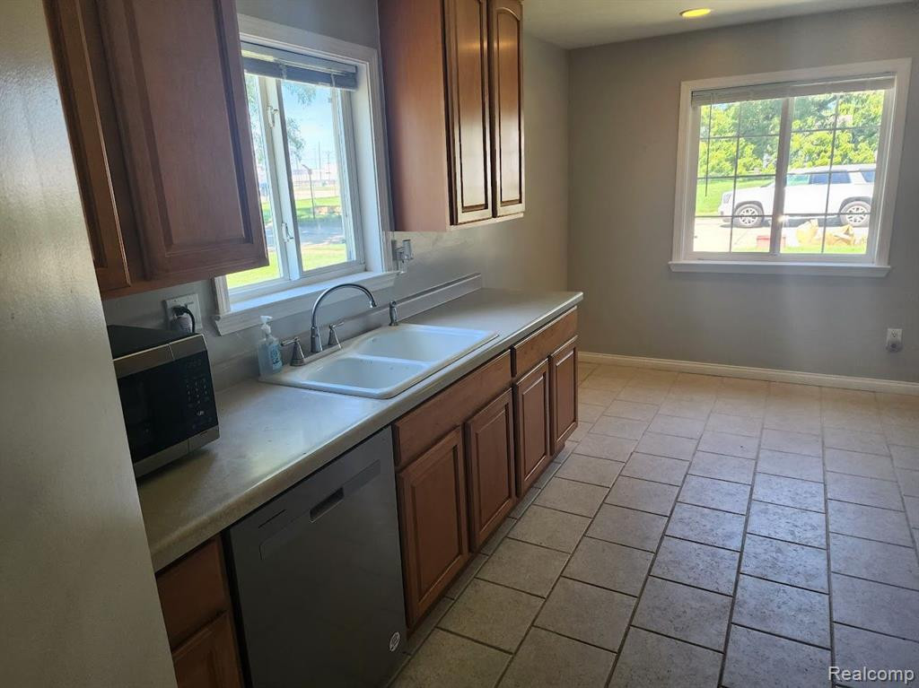 6800 JACKSON Avenue, Warren, MI 48091 — Photo 7