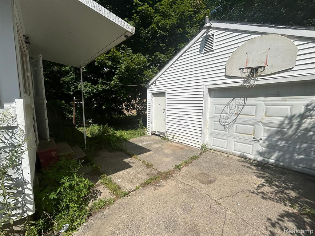 911 KNAPP Avenue, Flint, MI 48503 — Photo 2