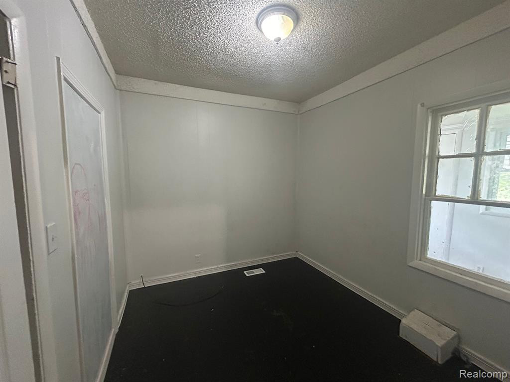 911 KNAPP Avenue, Flint, MI 48503 — Photo 11