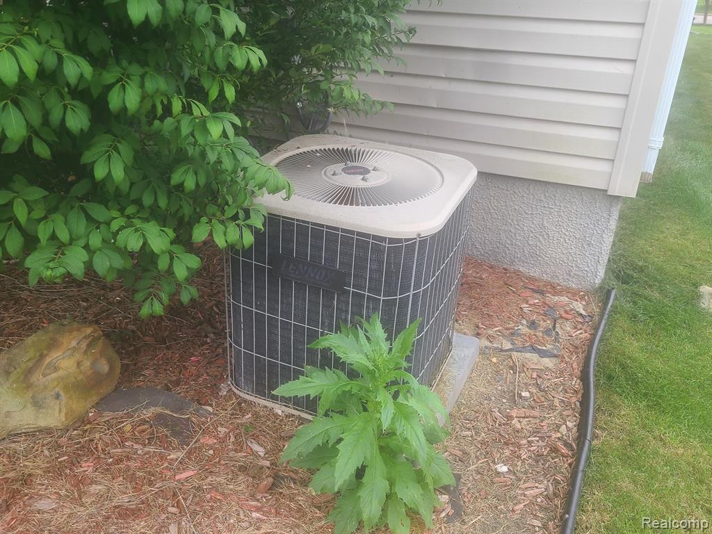 9785 RAVENSHIRE Drive, Ypsilanti, MI 48198 — Photo 11