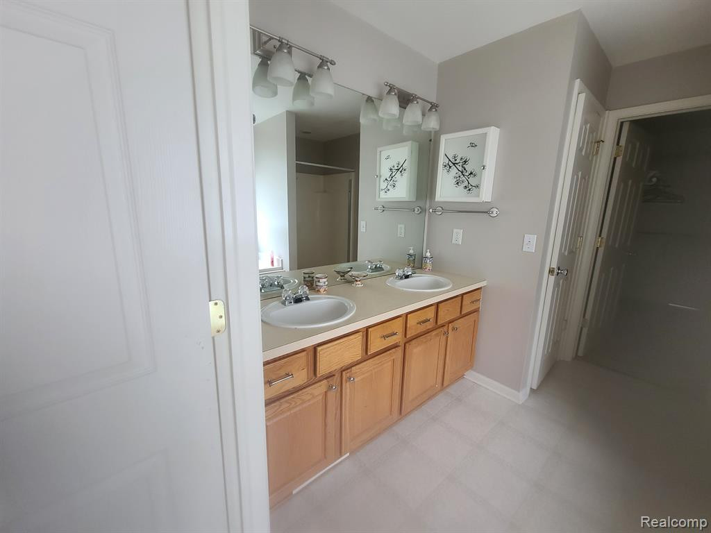 9785 RAVENSHIRE Drive, Ypsilanti, MI 48198 — Photo 60