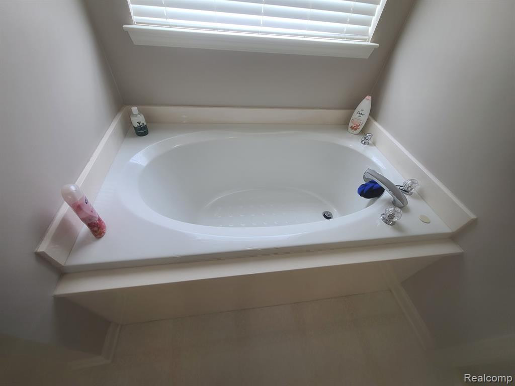 9785 RAVENSHIRE Drive, Ypsilanti, MI 48198 — Photo 65