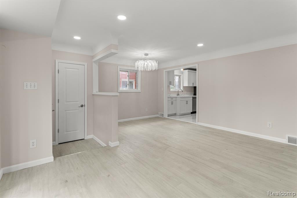 8539 SALEM Lane, Dearborn Heights, MI 48127 — Photo 4