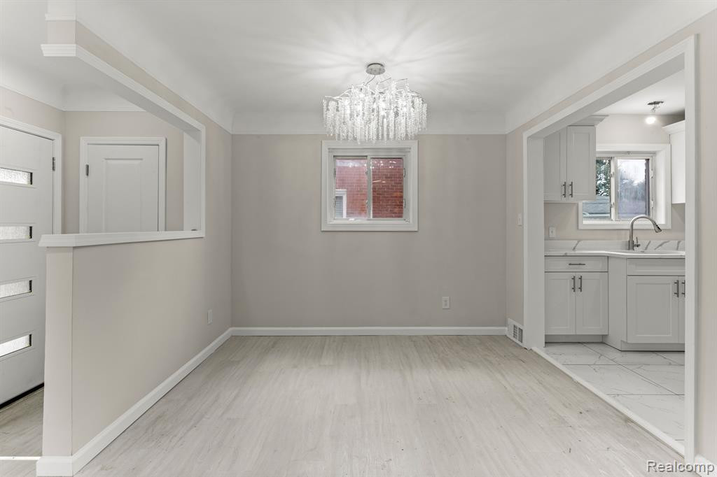 8539 SALEM Lane, Dearborn Heights, MI 48127 — Photo 6