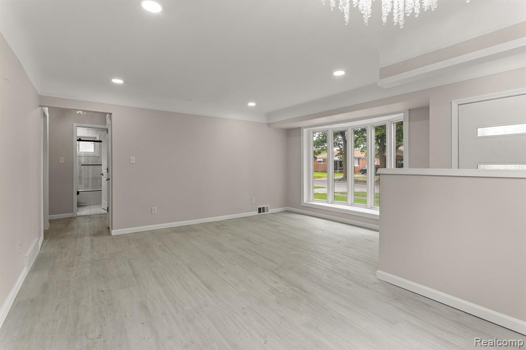 8539 SALEM Lane, Dearborn Heights, MI 48127 — Photo 8