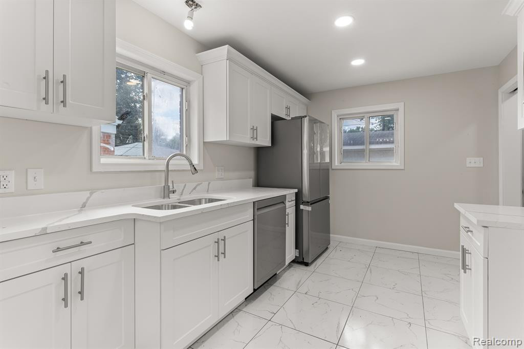 8539 SALEM Lane, Dearborn Heights, MI 48127 — Photo 9