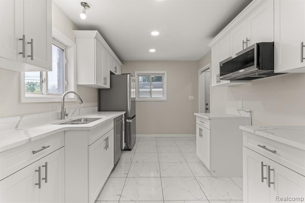 8539 SALEM Lane, Dearborn Heights, MI 48127 — Photo 10