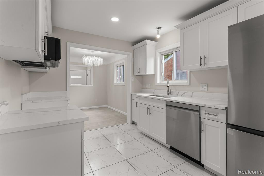 8539 SALEM Lane, Dearborn Heights, MI 48127 — Photo 11
