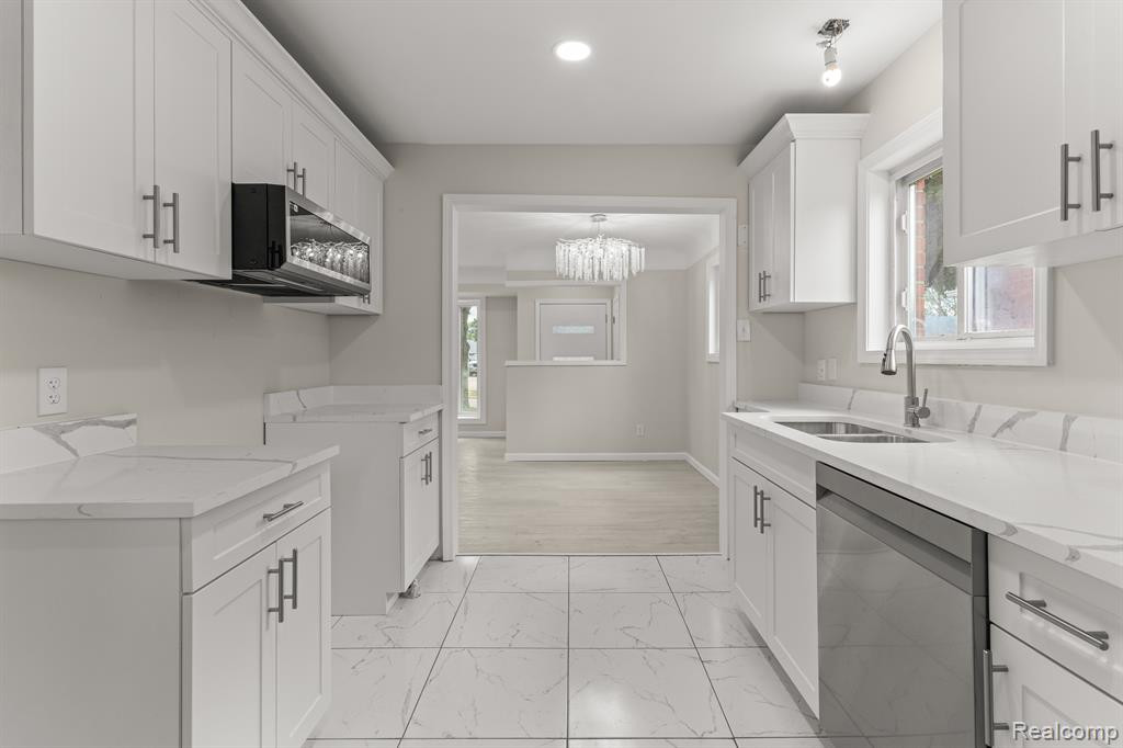 8539 SALEM Lane, Dearborn Heights, MI 48127 — Photo 12