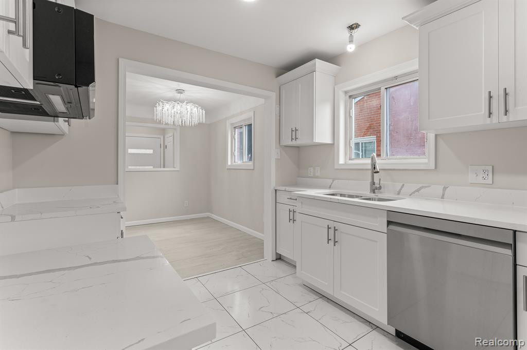 8539 SALEM Lane, Dearborn Heights, MI 48127 — Photo 13