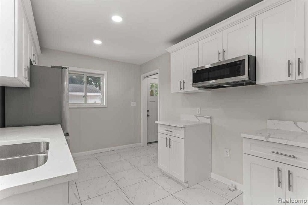 8539 SALEM Lane, Dearborn Heights, MI 48127 — Photo 15