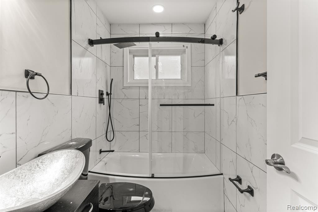 8539 SALEM Lane, Dearborn Heights, MI 48127 — Photo 17