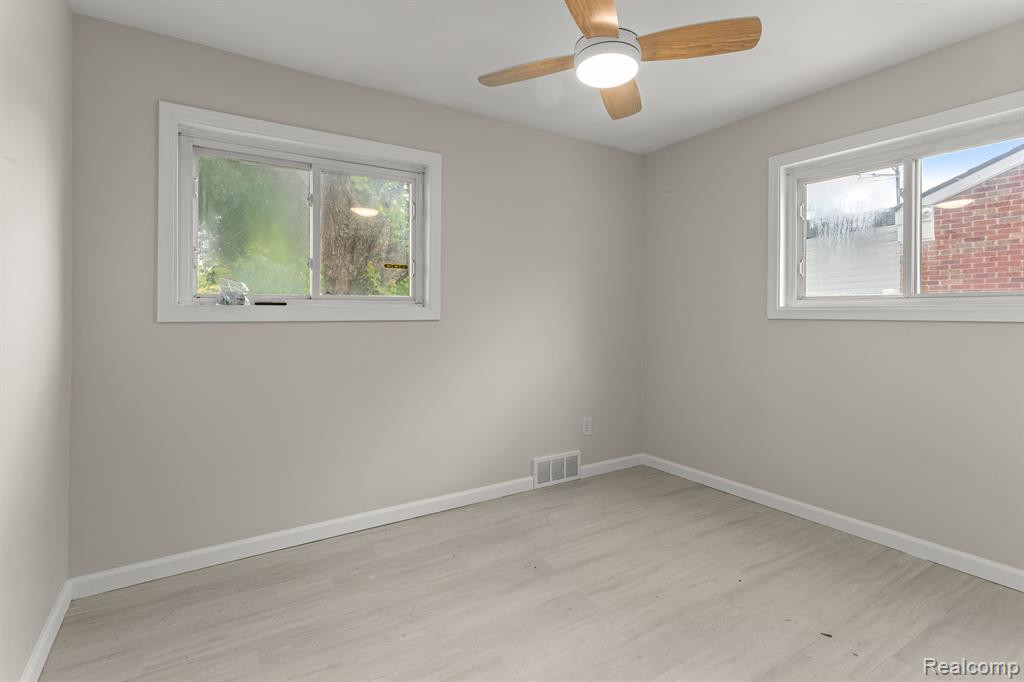 8539 SALEM Lane, Dearborn Heights, MI 48127 — Photo 18