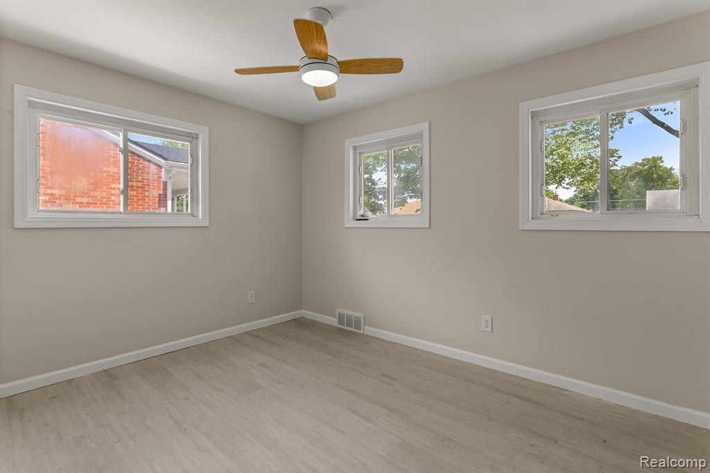 8539 SALEM Lane, Dearborn Heights, MI 48127 — Photo 20
