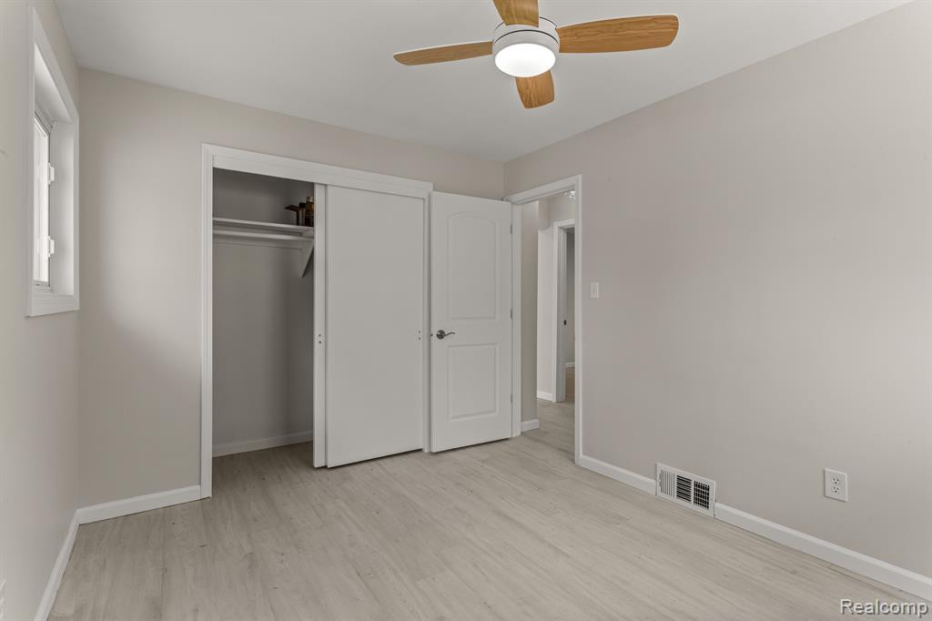 8539 SALEM Lane, Dearborn Heights, MI 48127 — Photo 21