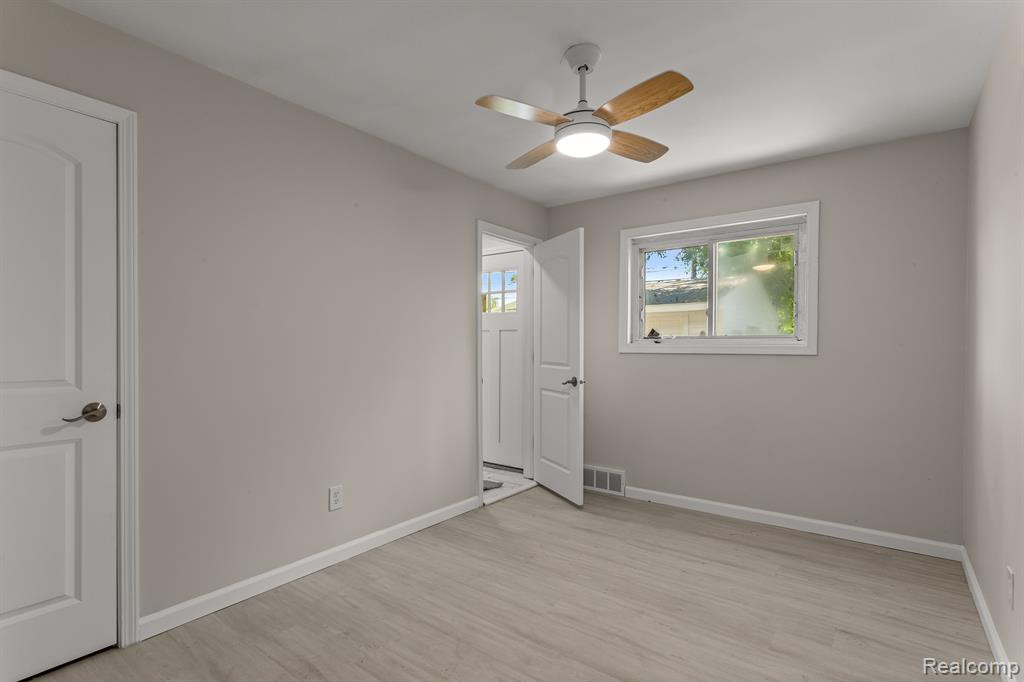 8539 SALEM Lane, Dearborn Heights, MI 48127 — Photo 22