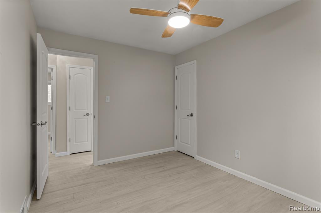 8539 SALEM Lane, Dearborn Heights, MI 48127 — Photo 23