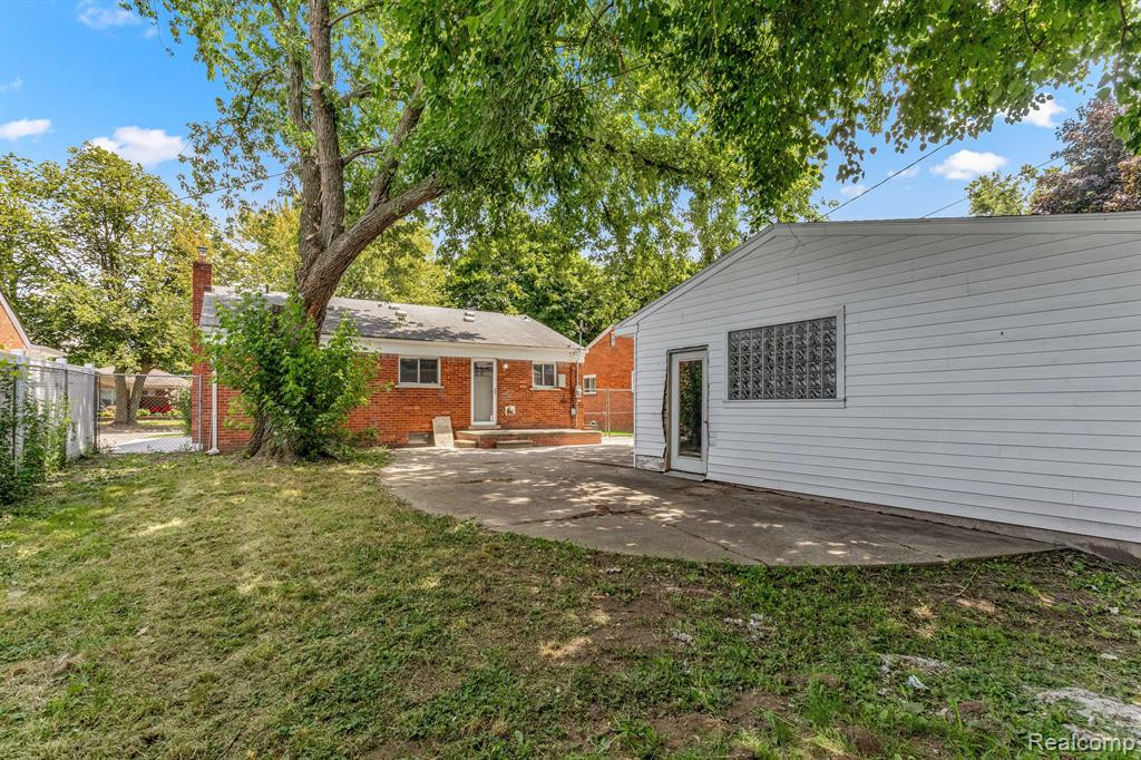 8539 SALEM Lane, Dearborn Heights, MI 48127 — Photo 32