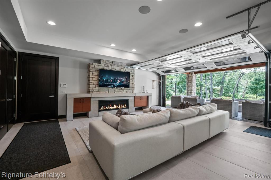 4747 OLD ORCHARD Trail, Orchard Lake Village, MI 48324 — Photo 41