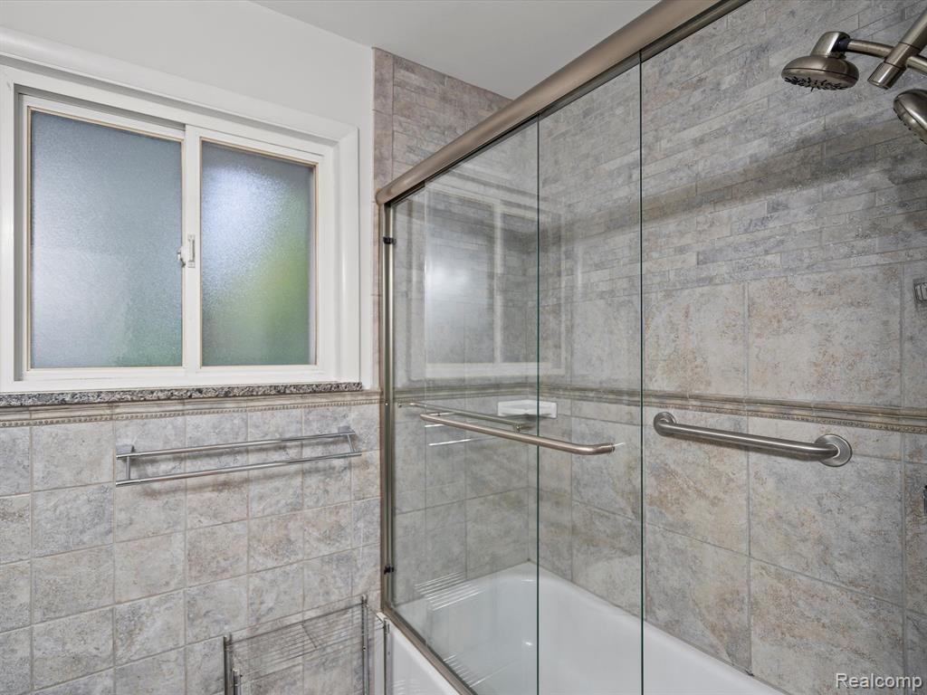 8211 SAINT JOHN Street, Shelby Twp, MI 48317 — Photo 17