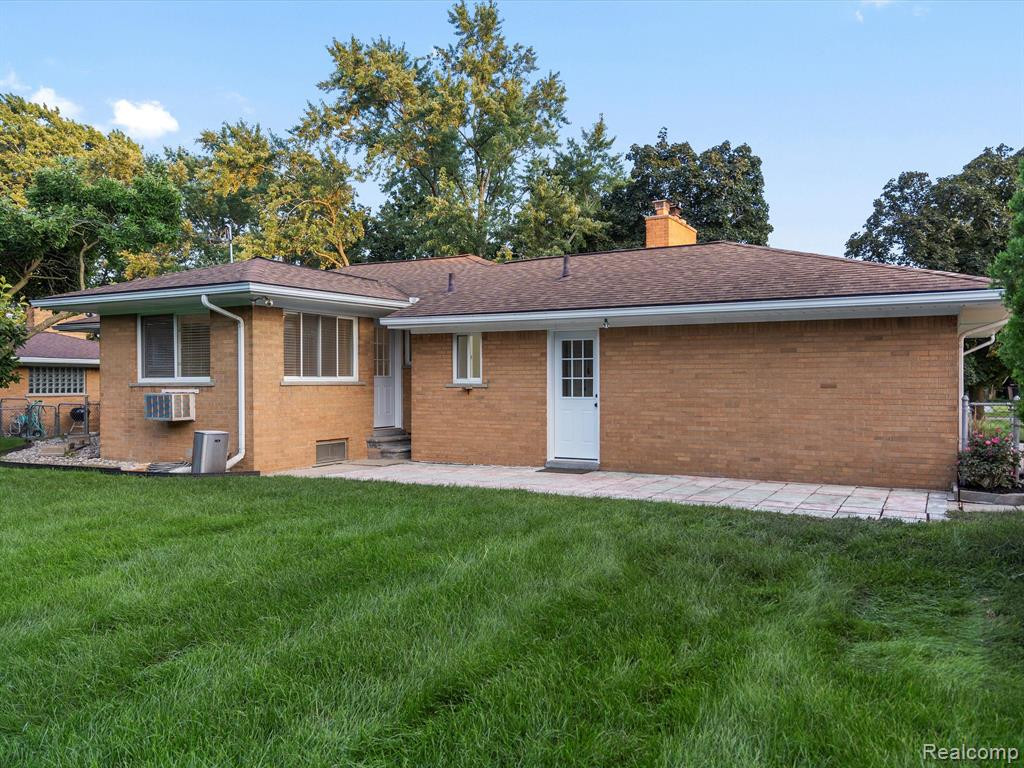 8211 SAINT JOHN Street, Shelby Twp, MI 48317 — Photo 32