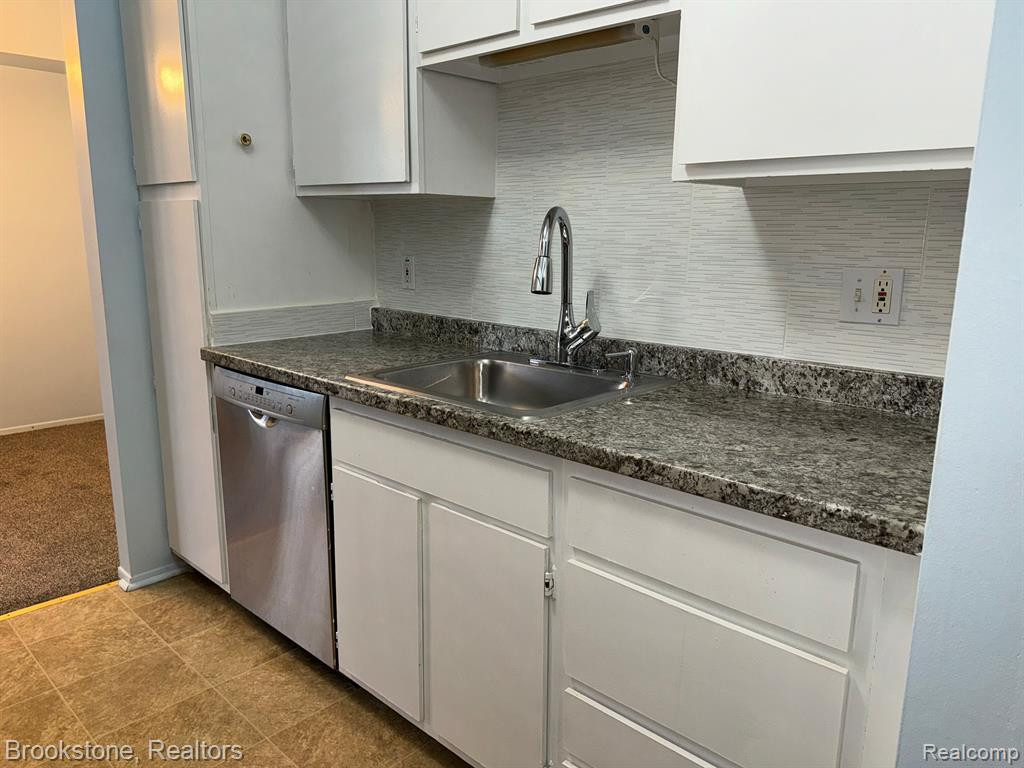 30056 W 12 MILE Road, 77, Farmington Hills, MI 48334 — Photo 3