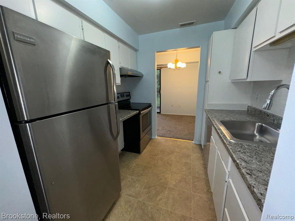 30056 W 12 MILE Road, 77, Farmington Hills, MI 48334 — Photo 4