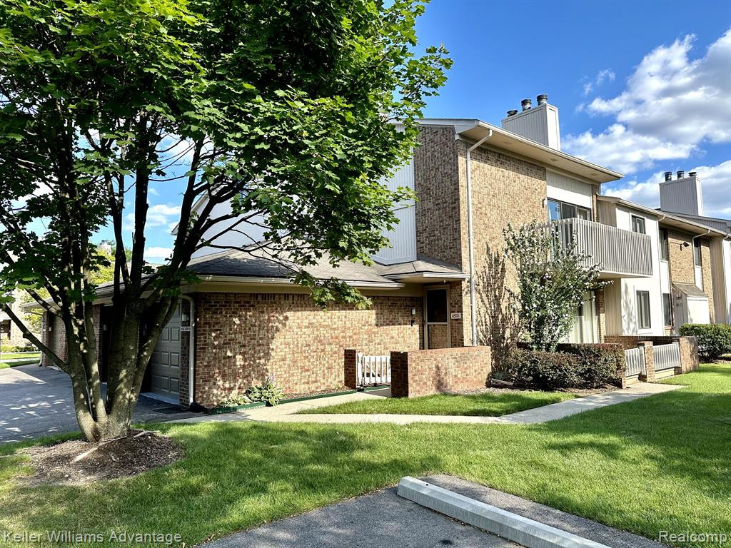6570 MAPLE LAKES DR Drive, West Bloomfield, MI — front exterior