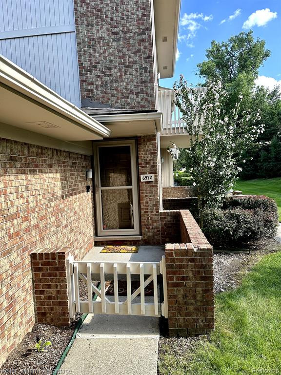 6570 MAPLE LAKES DR Drive, West Bloomfield, MI — Photo 2