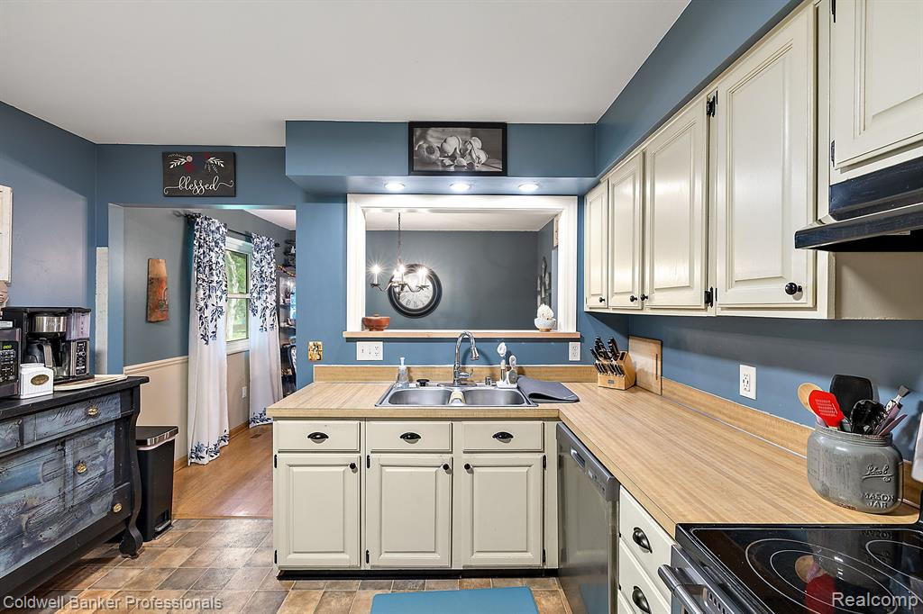 417 MANSFIELD Drive, Lapeer, MI 48446 — Photo 14
