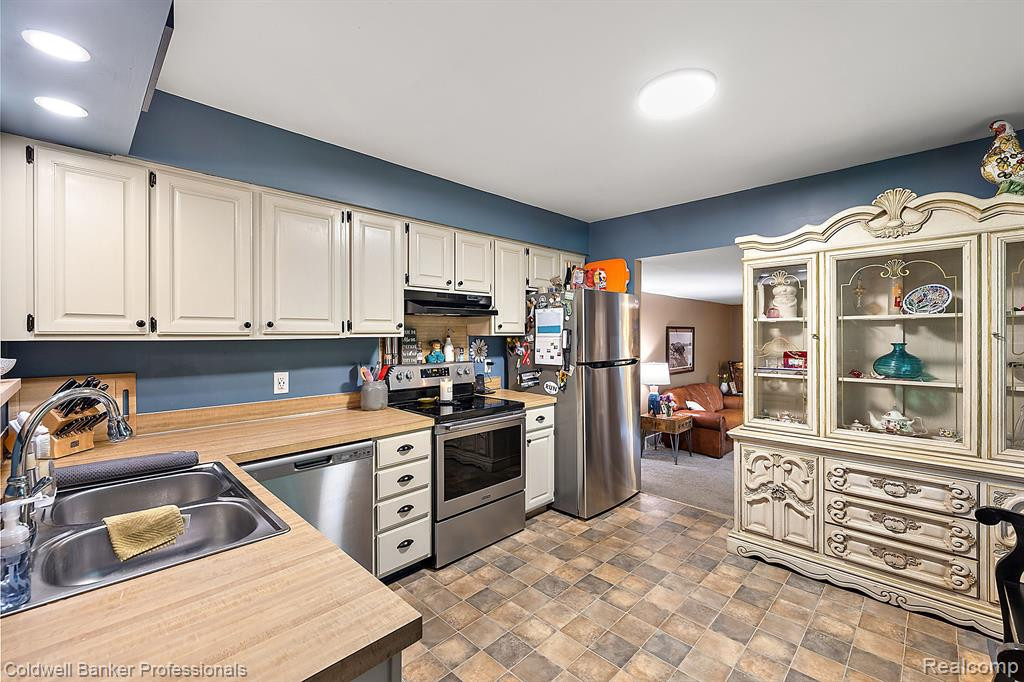 417 MANSFIELD Drive, Lapeer, MI 48446 — Photo 16