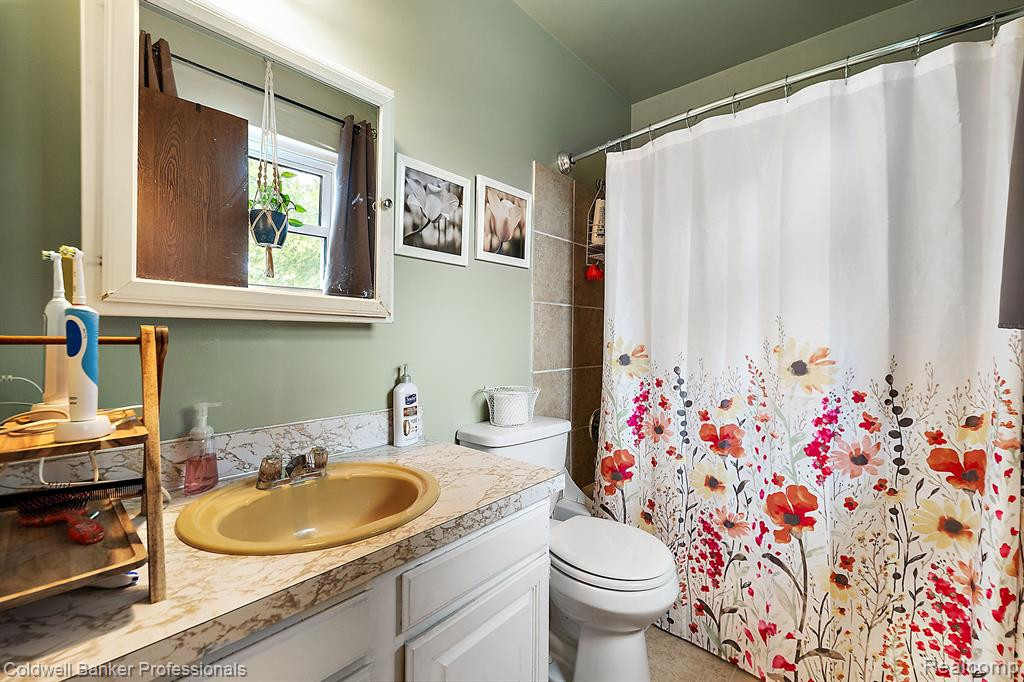 417 MANSFIELD Drive, Lapeer, MI 48446 — Photo 34