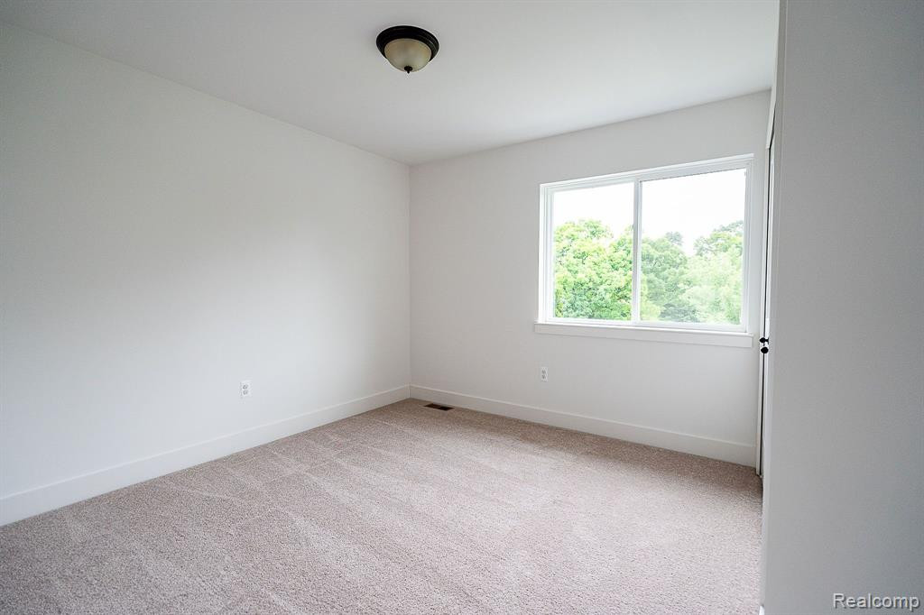 500 HERITAGE RIDGE Drive, Milford, MI 48381 — Photo 26
