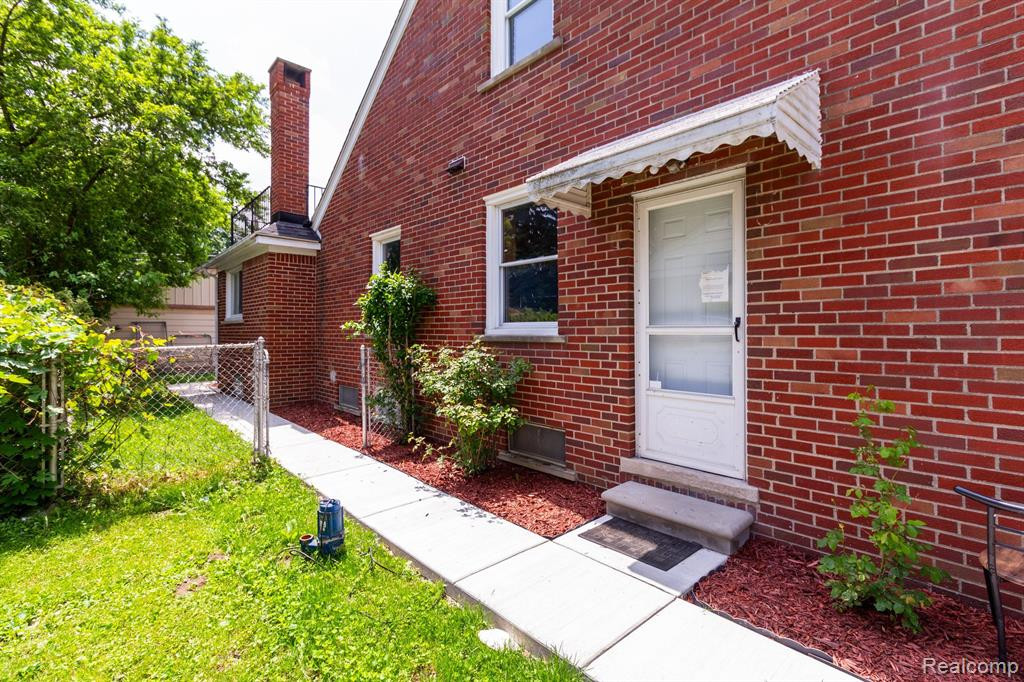 8614 HARDING, Center Line, MI 48015 — Photo 5