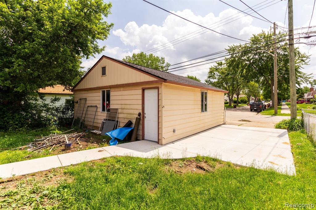 8614 HARDING, Center Line, MI 48015 — Photo 7