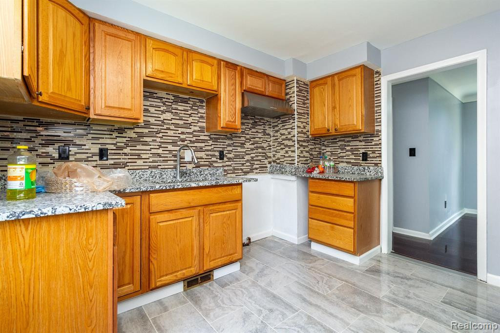 8614 HARDING, Center Line, MI 48015 — Photo 17
