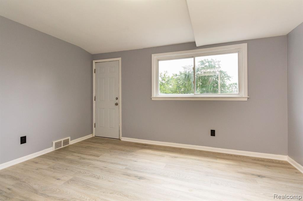 8614 HARDING, Center Line, MI 48015 — Photo 21