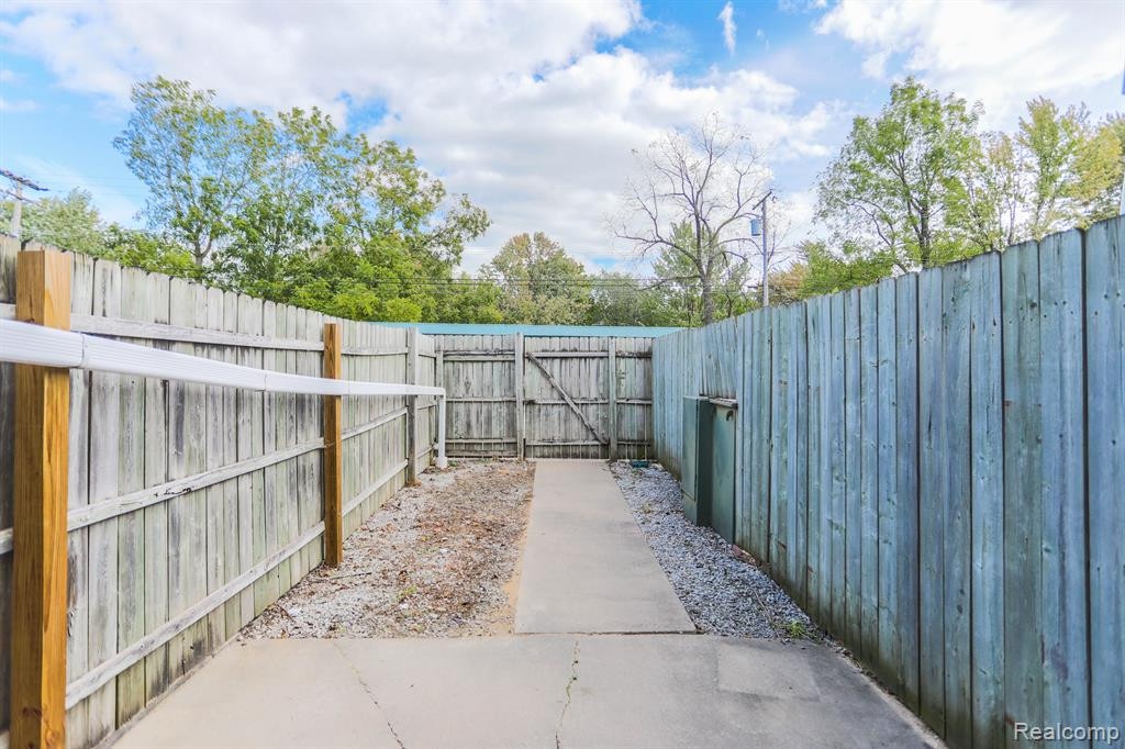 99 FLORAL Avenue, Mount Clemens, MI 48043 — Photo 8