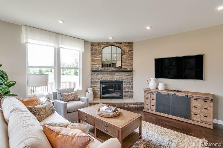 779 WEST SPANIEL Drive, Ann Arbor, MI 48108 — Photo 2
